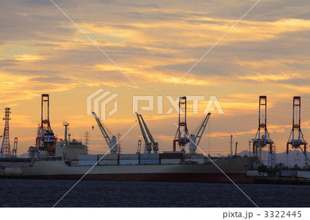 港の夕暮れ 3322445
