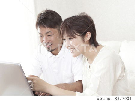 住宅探しをする夫婦 3327001