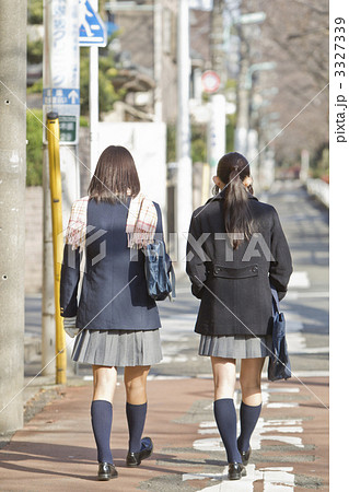 高校生 登校 女子高生の写真素材