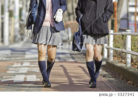 高校生 登校 女子高生の写真素材