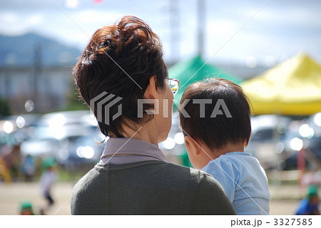 おばあちゃんに抱っこ 3327585