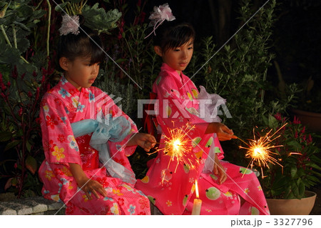浴衣で花火をする姉妹 3327796