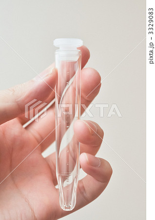 尿検査の容器を持つイメージの写真素材 [3329083] - PIXTA