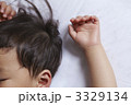 寝ている子供の手 3329134