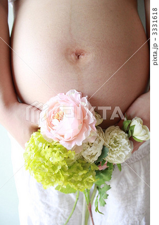 臨月間近の妊婦さんのおなかの写真素材 臨月間近の妊婦さんのおなかの写真素材
