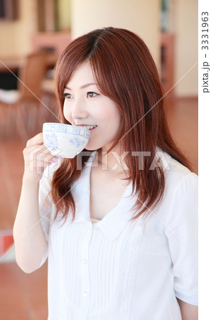 コーヒーを飲む女性 3331963