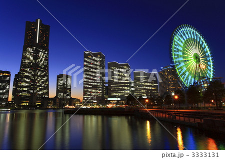 ランドマークタワーとみなとみらいの夜景 ランドマークタワーとみなとみらいの夜景 3333131