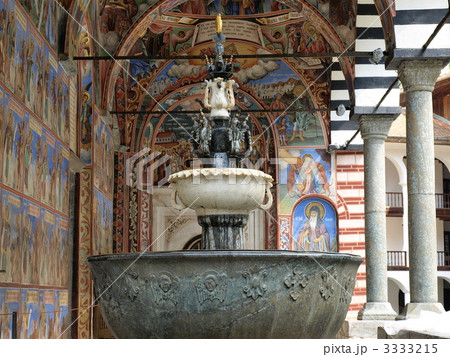 世界遺産「リラ修道院」の噴水とフレスコ画（ブルガリア） 3333215