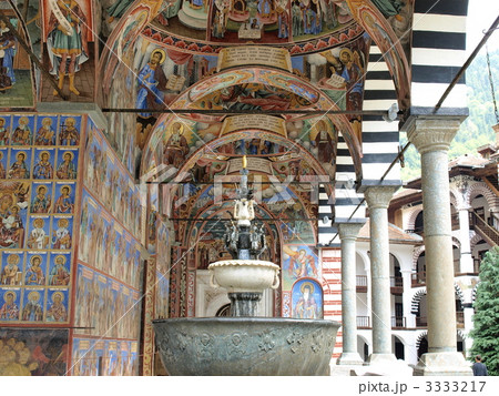 世界遺産「リラ修道院」の噴水とフレスコ画（ブルガリア） 3333217