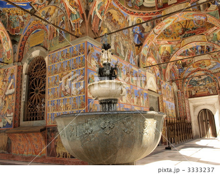 世界遺産「リラ修道院」の噴水とフレスコ画（ブルガリア） 3333237