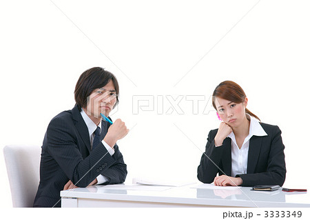 悩むビジネスマン 悩むビジネスマン 3333349