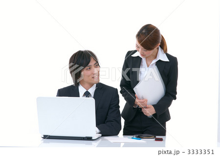 悩むビジネスマン 3333351