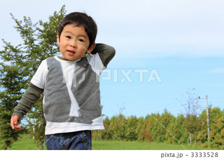 おちゃらける男の子 おちゃらける男の子 3333528