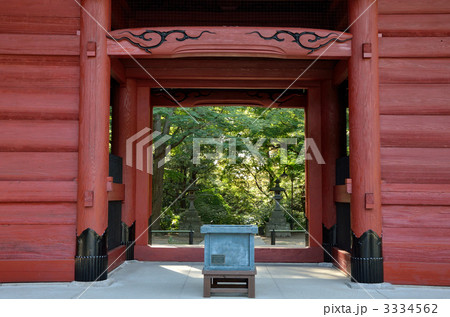 鎌倉、妙本寺の山門 3334562