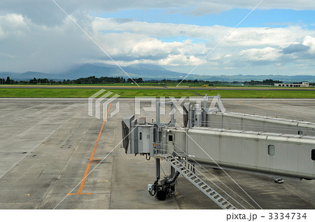 空港の駐機場と搭乗ゲート 3334734