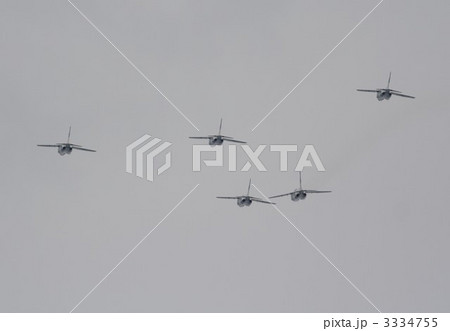 編隊を組みかえながら演技飛行する航空自衛隊の曲技飛行チーム、ブルーインパルスのT-4練習機 編隊を組みかえながら演技飛行する航空自衛隊の曲技飛行チーム、ブルーインパルスのT-4練習機 3334755