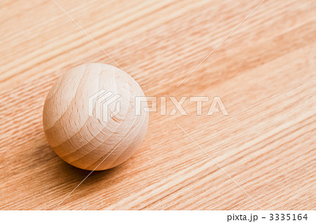 ボール球 木製ボール 玉の写真素材