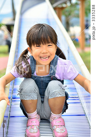 滑り台で遊ぶ女の子 3335288
