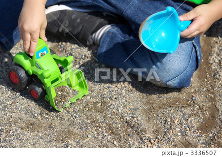 玩具で遊ぶ子供 玩具で遊ぶ子供 3336507