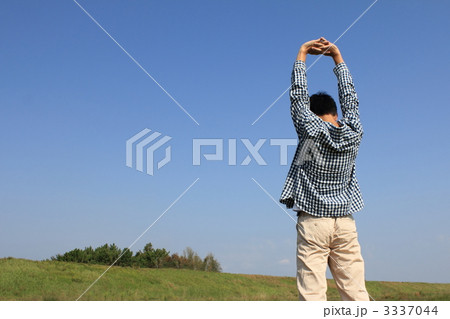 大きく伸びをする少年 3337044