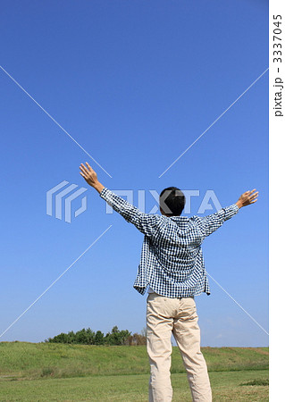 大きく手を広げる少年 大きく手を広げる少年 3337045