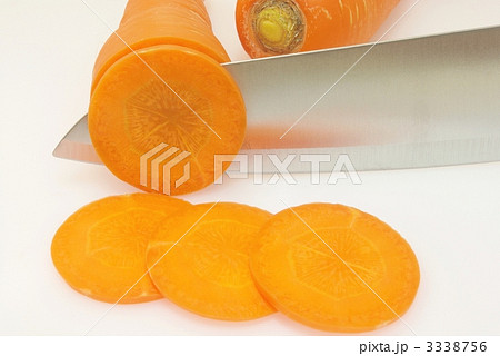 ニンジンを切る 3338756