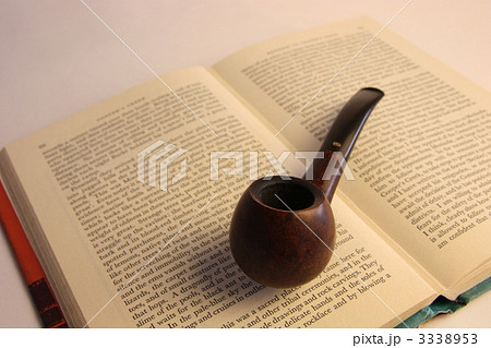 洋書とパイプ 3338953