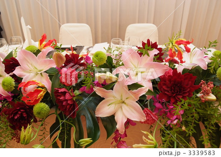 結婚式 ブライダル 新郎新婦 披露宴の高砂席の写真素材