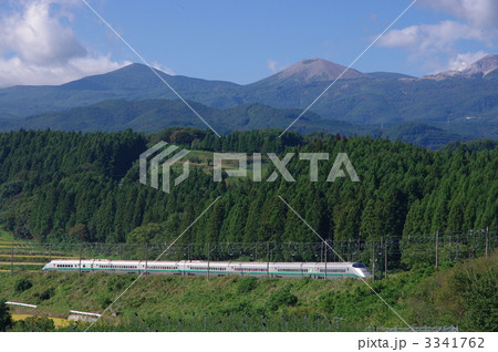 山越えのつば　山形新幹線と山脈 3341762
