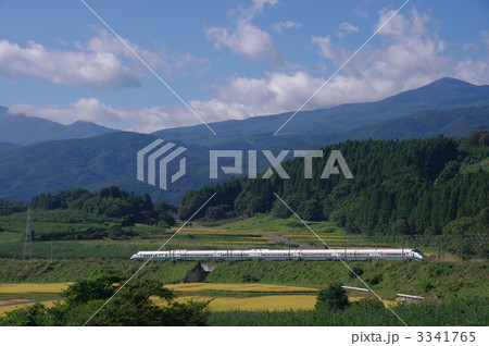 山形新幹線　山裾を走るつばさ 3341765