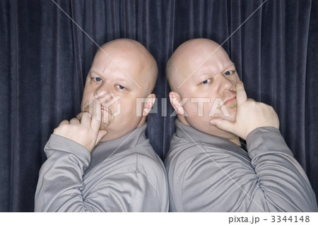 Identical twin men. 3344148