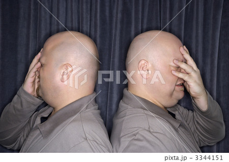 Identical twin men. 3344151