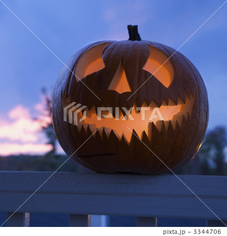 Glowing jack-o'-lantern. 3344706