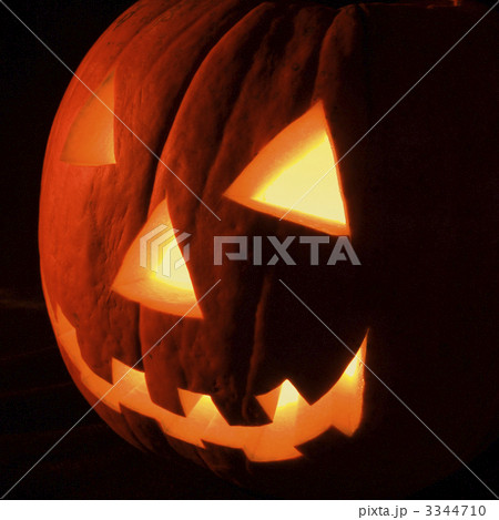 Glowing jack-o'-lantern. 3344710