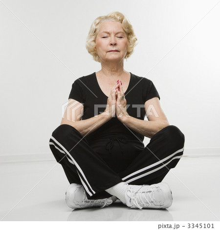 Senior woman meditating. 3345101