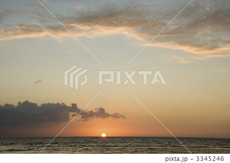 Sunrise on ocean. 3345246