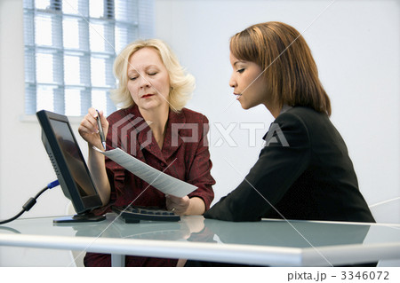 Businesswomen working Businesswomen working 3346072