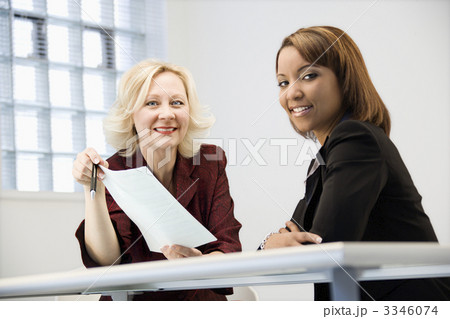 Businesswomen smiling 3346074