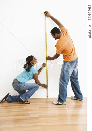 Couple measuring wall. 3346963