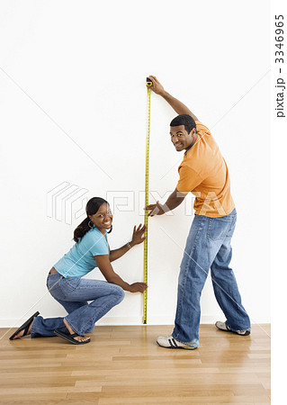 Couple measuring wall. 3346965