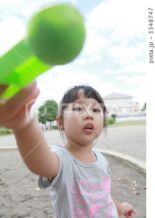 シャベルを持つ3歳の女の子 3348747