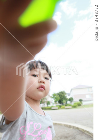 シャベルを持つ3歳の女の子 シャベルを持つ3歳の女の子 3348752