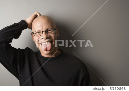 Man scratching head. 3350868