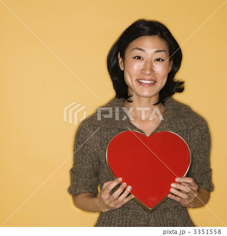 Woman holding heart box. 3351558