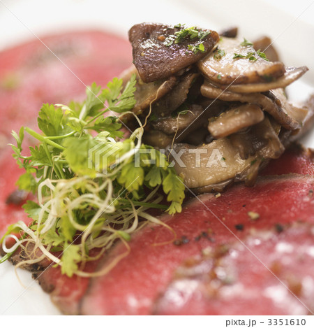 Beef carpaccio with mushrooms. Beef carpaccio with mushrooms. 3351610