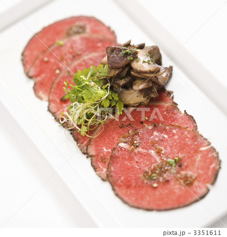 Beef carpaccio with mushrooms. Beef carpaccio with mushrooms. 3351611