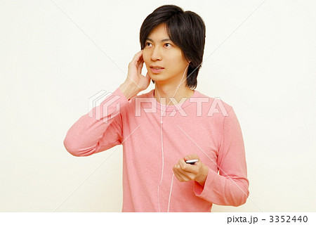 音楽を聞く男性 3352440