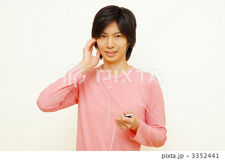 音楽を聞く男性 3352441