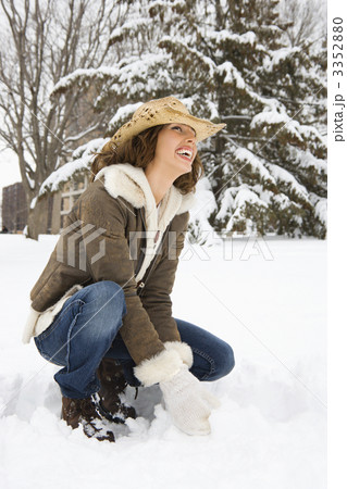 Woman squatting. 3352880