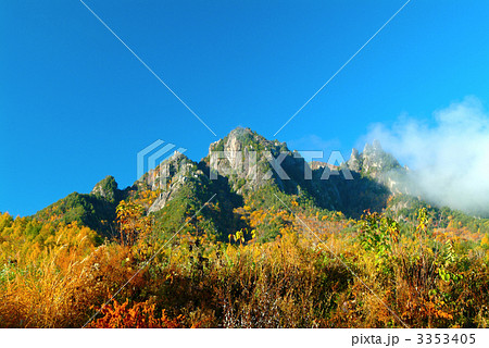紅葉の屋根岩 3353405